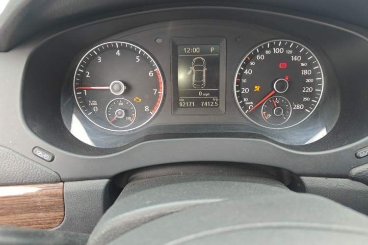 Used Volkswagen Sagitar 2012 1.8TSI Automatic Flagship Edition Odometer Close Up