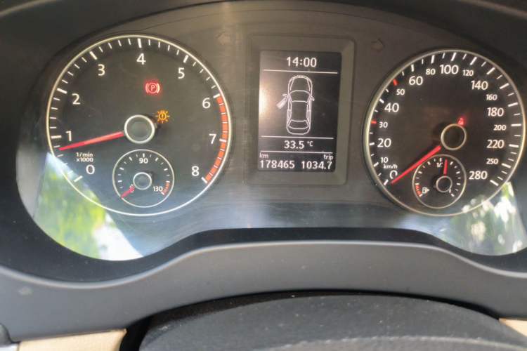 Used Volkswagen Sagitar 2012 1.4TSI Manual Luxury Model Odometer Close Up