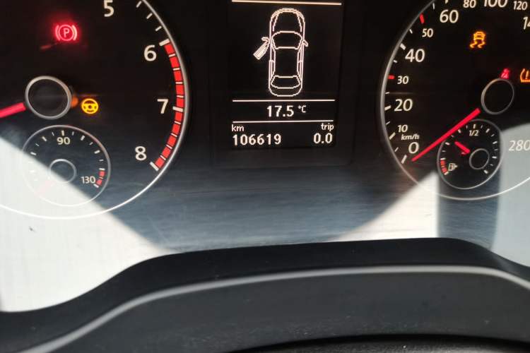 Used Volkswagen Sagitar 2012 1.4TSI Automatic Luxury Edition Odometer Close Up