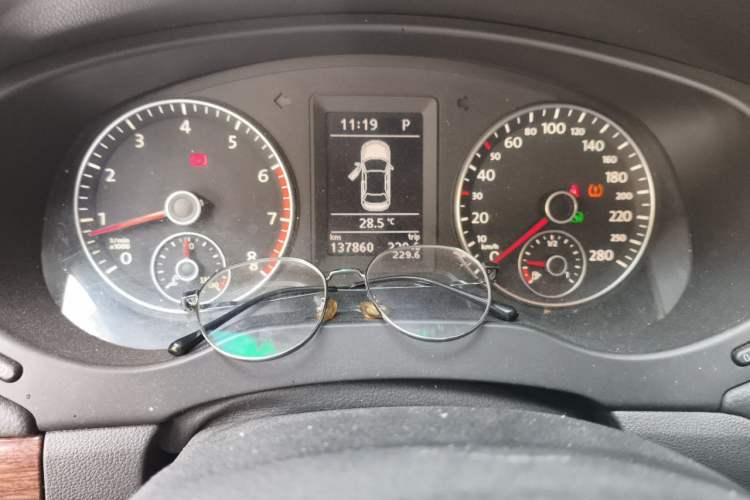 Used Volkswagen Sagitar 2012 1.8TSI Automatic Flagship Edition Odometer Close Up