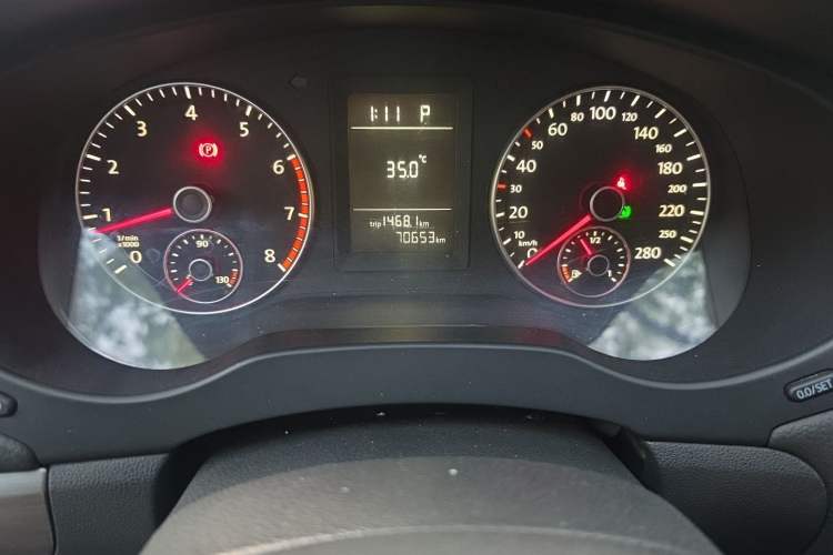 Used Volkswagen Sagitar 2012 1.4TSI Automatic Fashion Edition Odometer Close Up