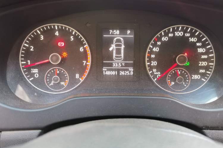 Used Volkswagen Sagitar 2012 1.4TSI Automatic Luxury Edition Odometer Close Up