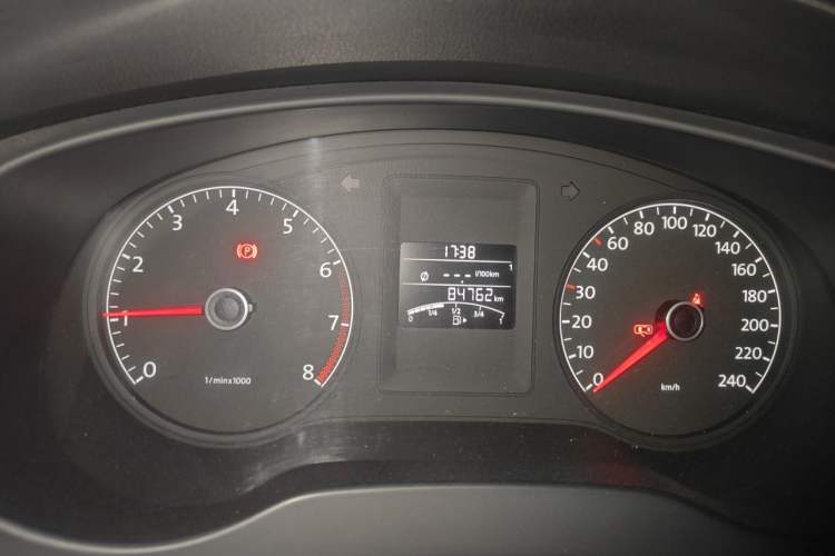 Used Volkswagen Sagitar 2012 1.6L Manual Comfort Model Odometer Close Up