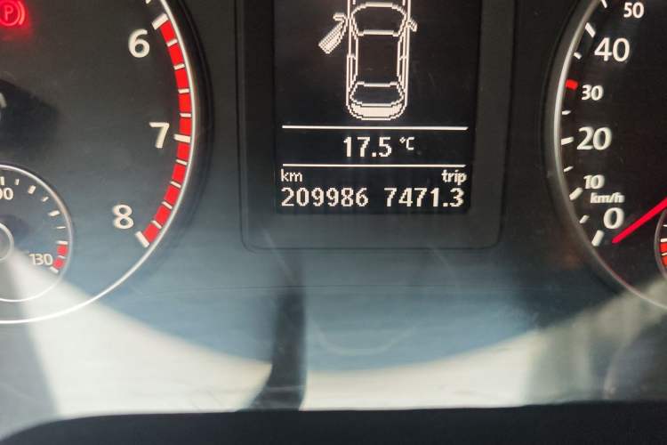Used Volkswagen Sagitar 2012 1.4TSI Automatic Luxury Edition Odometer Close Up