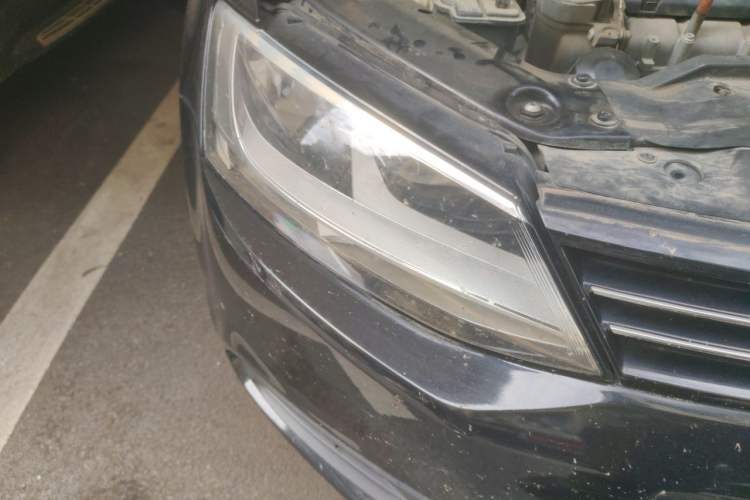 Used Volkswagen Sagitar 2012 1.6L Automatic Fashion Edition Right Front Headlight