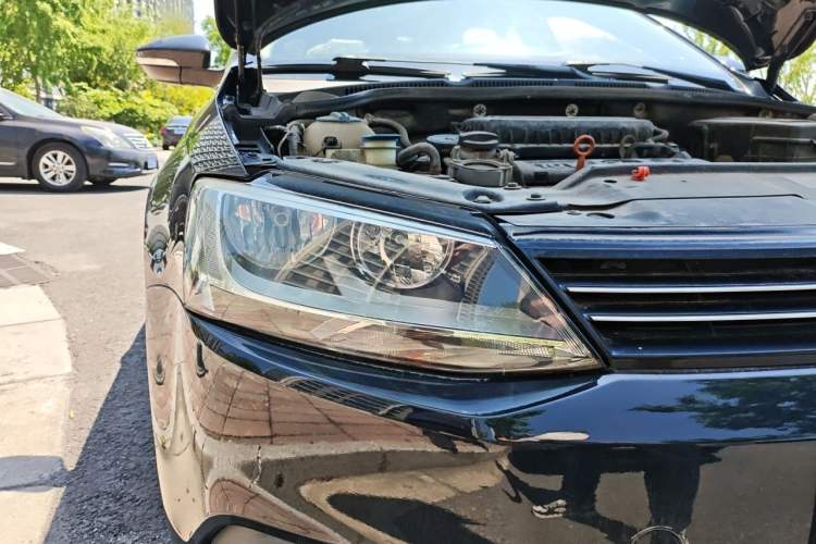 Used Volkswagen Sagitar 2012 1.6L Automatic Fashion Edition Right Front Headlight
