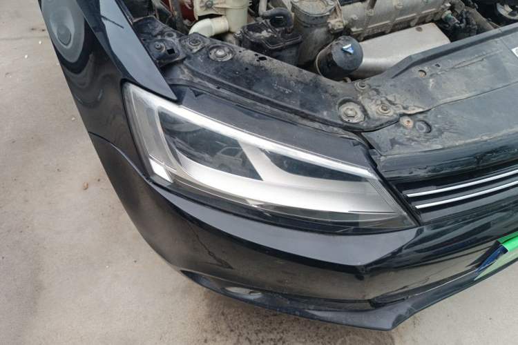 Used Volkswagen Sagitar 2012 1.6L Manual Comfort Model Right Front Headlight
