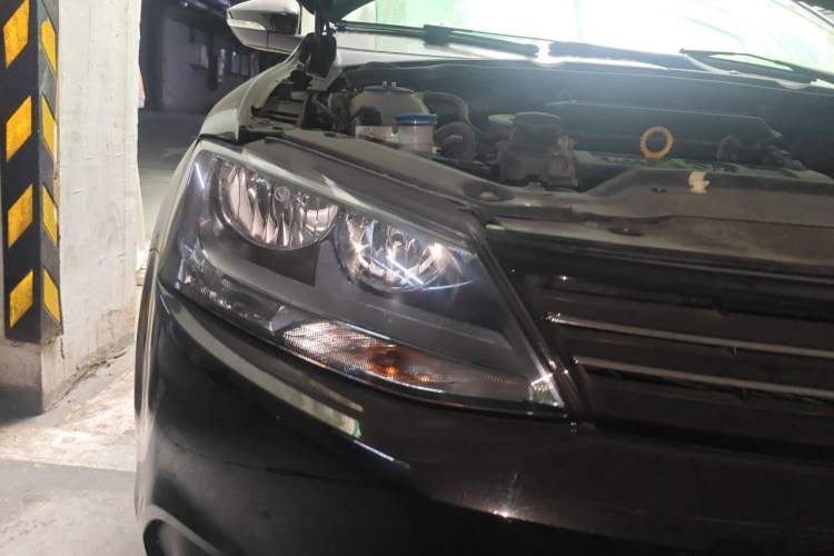 Used Volkswagen Sagitar 2012 1.6L Manual Comfort Model Right Front Headlight