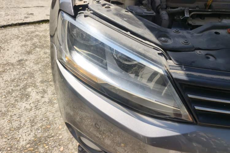Used Volkswagen Sagitar 2012 1.4TSI Automatic Luxury Edition Right Front Headlight