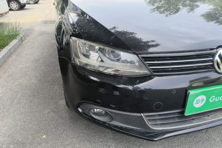 Used Volkswagen Sagitar 2012 1.4TSI Manual Luxury Model Right Front Headlight