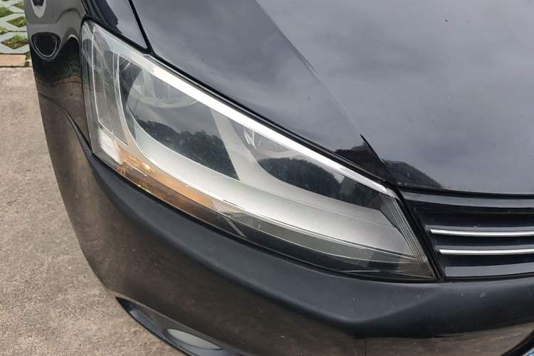 Used Volkswagen Sagitar 2012 1.6L Manual Comfort Model Right Front Headlight