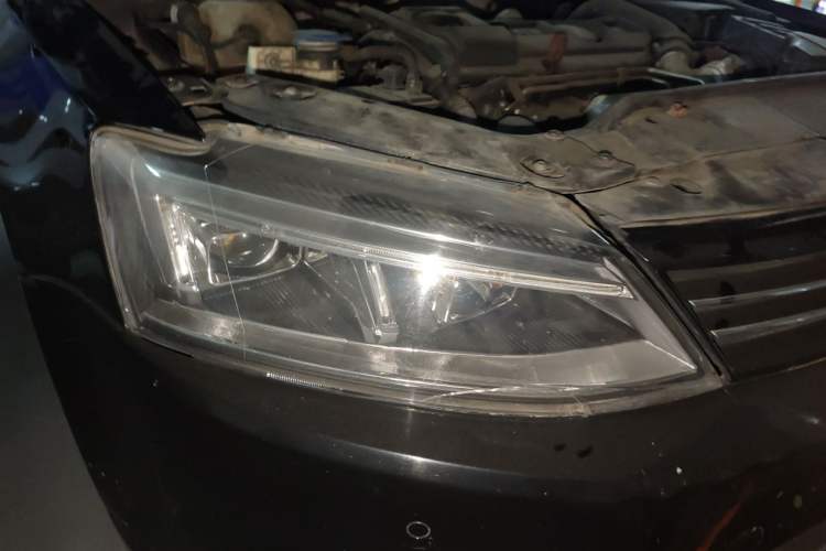 Used Volkswagen Sagitar 2012 1.4TSI Manual Luxury Model Right Front Headlight