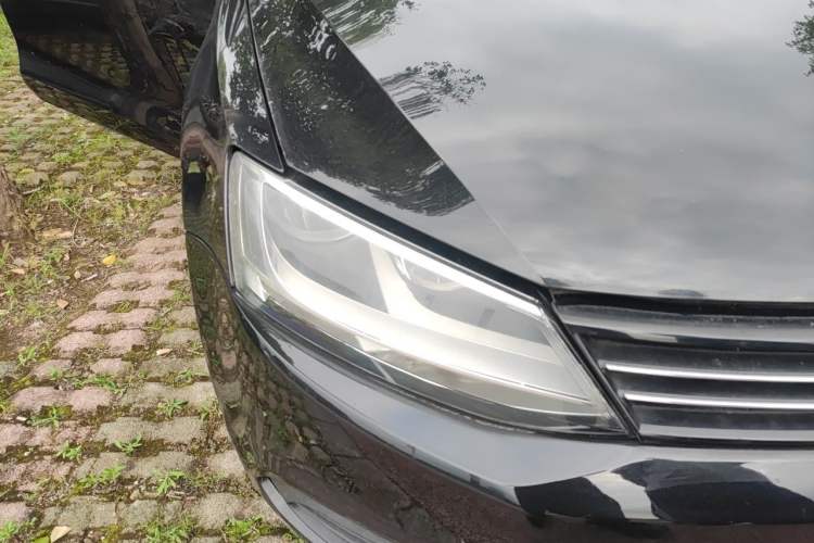 Used Volkswagen Sagitar 2012 1.6L Automatic Fashion Edition Right Front Headlight
