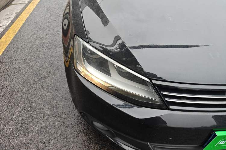 Used Volkswagen Sagitar 2012 1.6L Manual Comfort Model Right Front Headlight