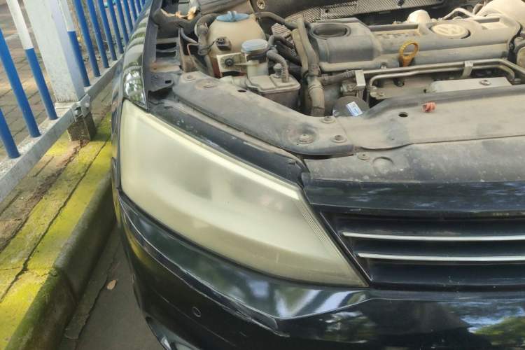 Used Volkswagen Sagitar 2012 1.4TSI Manual Luxury Model Right Front Headlight