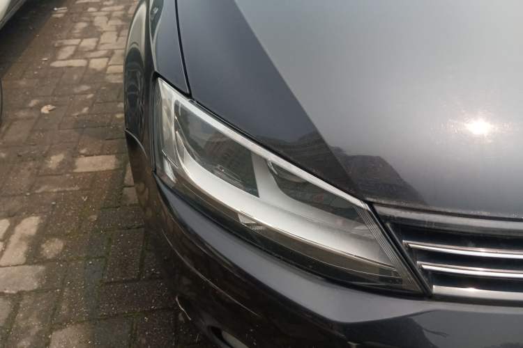 Used Volkswagen Sagitar 2012 1.6L Manual Comfort Model Right Front Headlight