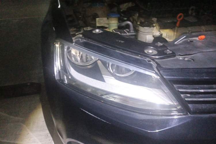 Used Volkswagen Sagitar 2012 1.6L Automatic Fashion Edition Right Front Headlight