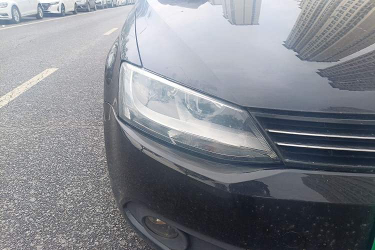 Used Volkswagen Sagitar 2012 1.6L Manual Comfort Model Right Front Headlight