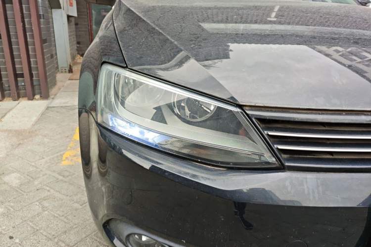 Used Volkswagen Sagitar 2012 1.6L Manual Comfort Model Right Front Headlight