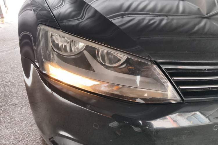 Used Volkswagen Sagitar 2012 1.4TSI Manual Luxury Model Right Front Headlight