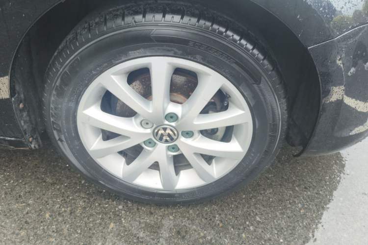 Used Volkswagen Sagitar 2012 1.6L Automatic Comfort Edition Right Front Wheel Hub