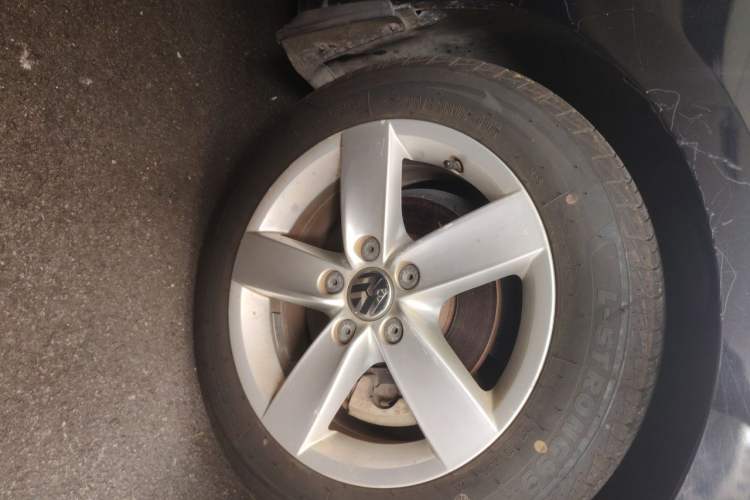 Used Volkswagen Sagitar 2012 1.6L Automatic Fashion Edition Right Front Wheel Hub