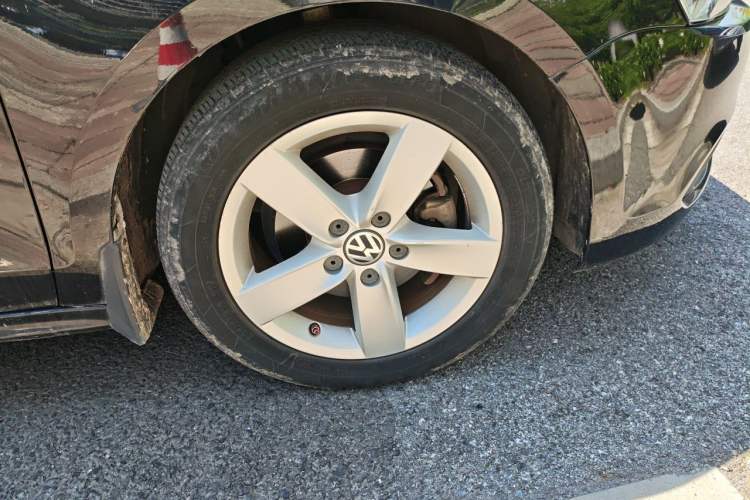 Used Volkswagen Sagitar 2012 1.6L Automatic Fashion Edition Right Front Wheel Hub