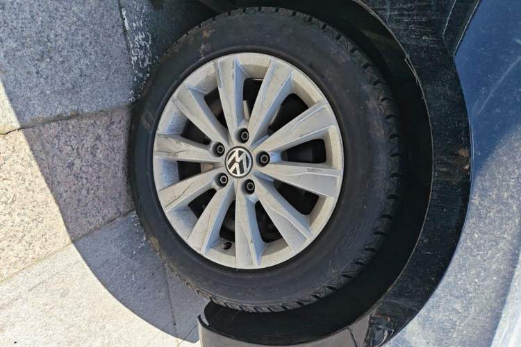 Used Volkswagen Sagitar 2012 1.6L Automatic Comfort Edition Right Front Wheel Hub