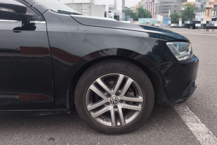 Used Volkswagen Sagitar 2012 1.6L Automatic Comfort Edition Right Front Wheel Hub
