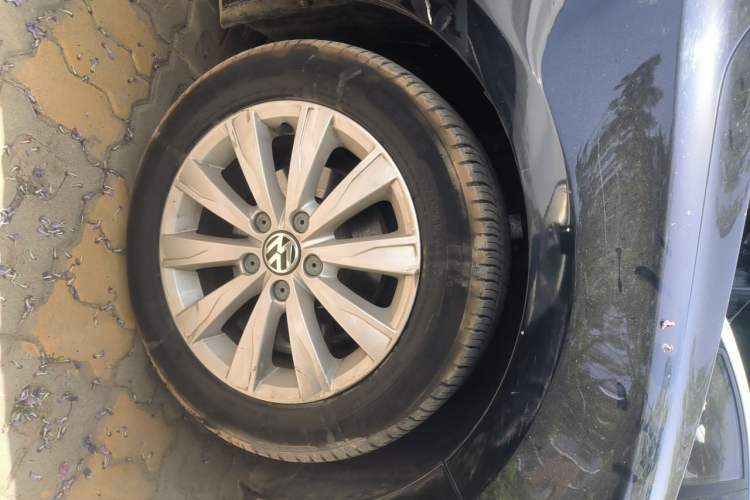 Used Volkswagen Sagitar 2012 1.6L Automatic Comfort Edition Right Front Wheel Hub
