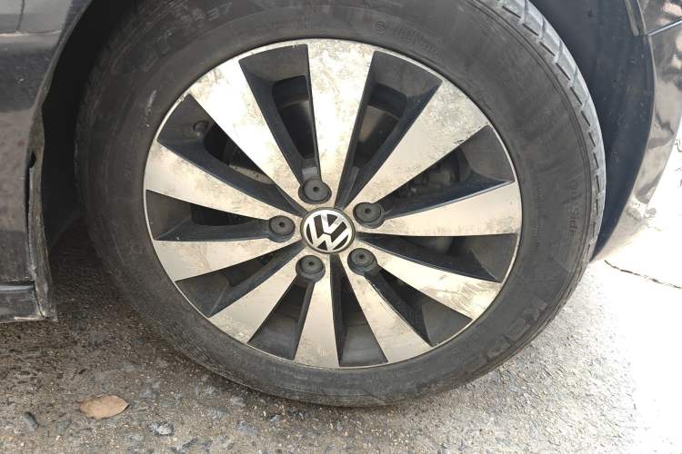 Used Volkswagen Sagitar 2012 1.8TSI Automatic Flagship Edition Right Front Wheel Hub