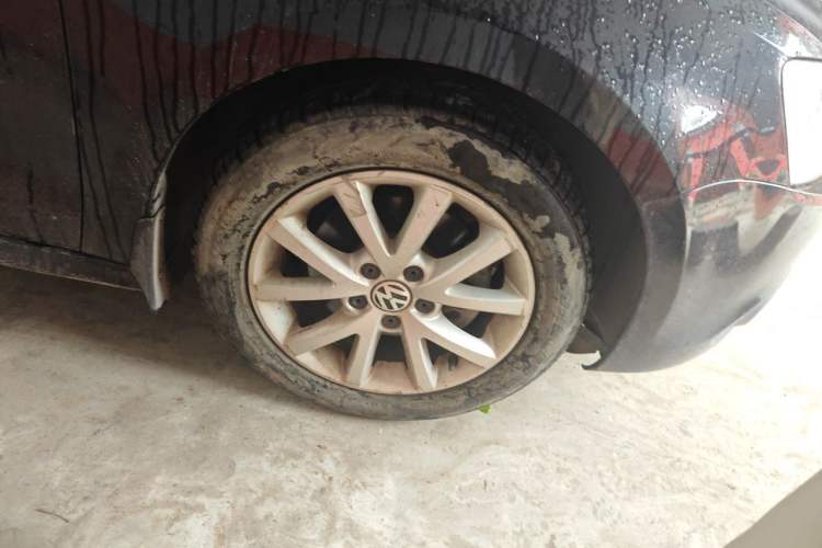 Used Volkswagen Sagitar 2012 1.4TSI Manual Luxury Model Right Front Wheel Hub