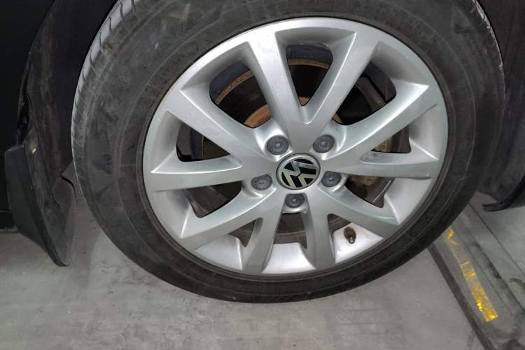 Used Volkswagen Sagitar 2012 1.6L Manual Comfort Model Right Front Wheel Hub