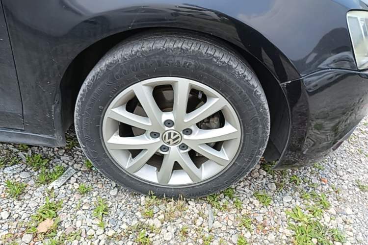 Used Volkswagen Sagitar 2012 1.4TSI Automatic Luxury Edition Right Front Wheel Hub