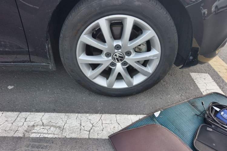 Used Volkswagen Sagitar 2012 1.4TSI Manual Luxury Model Right Front Wheel Hub