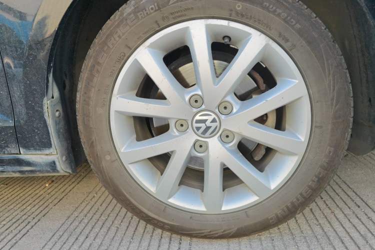 Used Volkswagen Sagitar 2012 1.6L Automatic Comfort Edition Right Front Wheel Hub