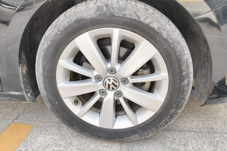 Used Volkswagen Sagitar 2012 1.6L Automatic Fashion Edition Right Front Wheel Hub