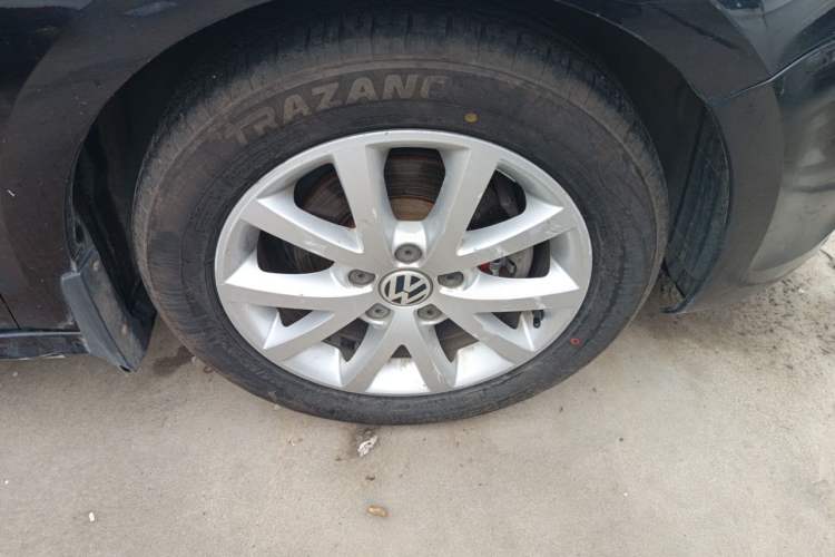 Used Volkswagen Sagitar 2012 1.6L Manual Comfort Model Right Front Wheel Hub