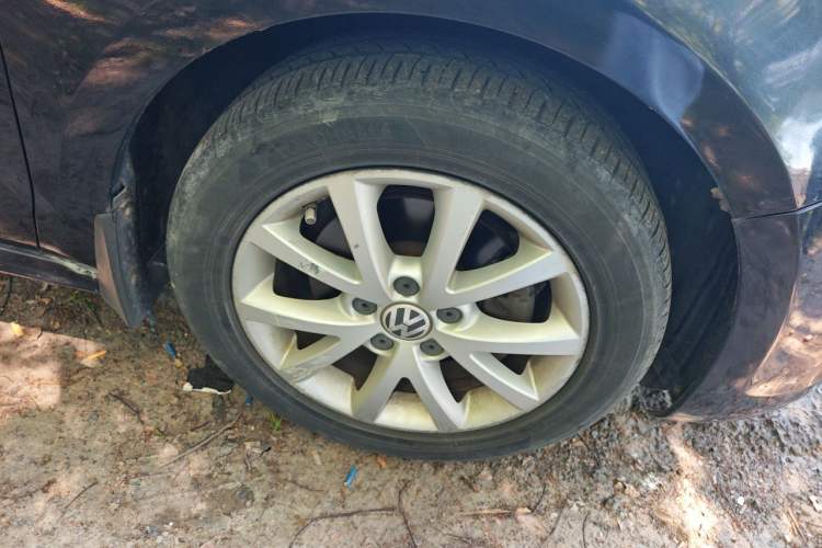 Used Volkswagen Sagitar 2012 1.4TSI Manual Luxury Model Right Front Wheel Hub