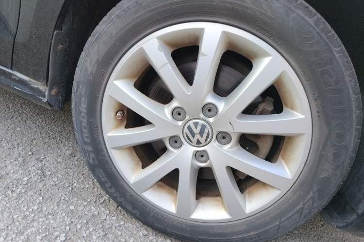 Used Volkswagen Sagitar 2012 1.4TSI Manual Luxury Model Right Front Wheel Hub