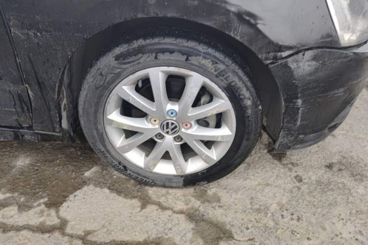 Used Volkswagen Sagitar 2012 1.4TSI Manual Luxury Model Right Front Wheel Hub