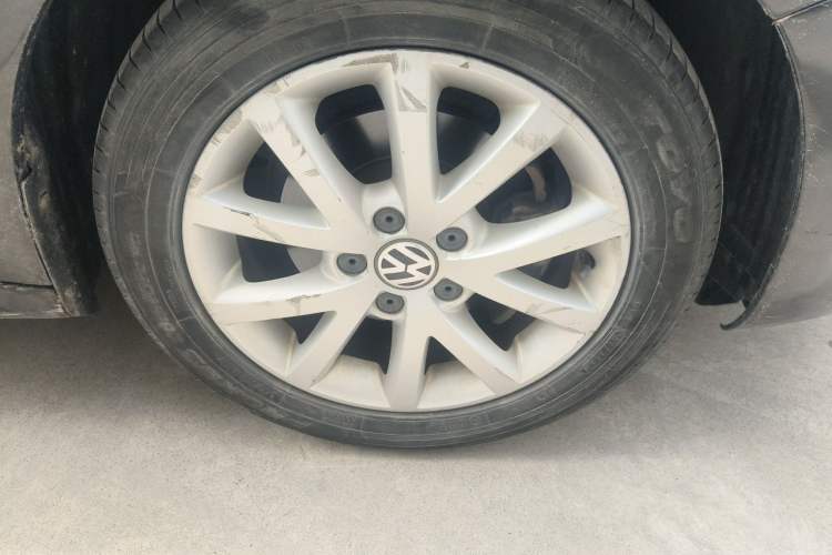 Used Volkswagen Sagitar 2012 1.6L Manual Comfort Model Right Front Wheel Hub