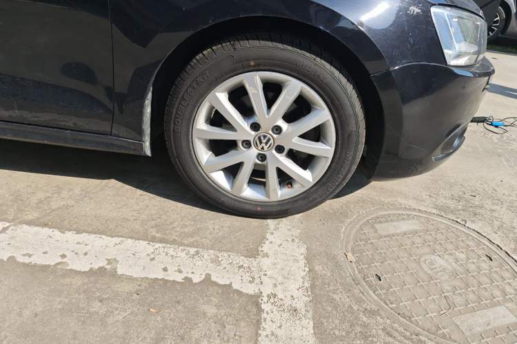 Used Volkswagen Sagitar 2012 1.6L Automatic Comfort Edition Right Front Wheel Hub
