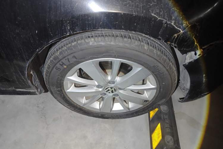 Used Volkswagen Sagitar 2012 1.4TSI Automatic Fashion Edition Right Front Wheel Hub