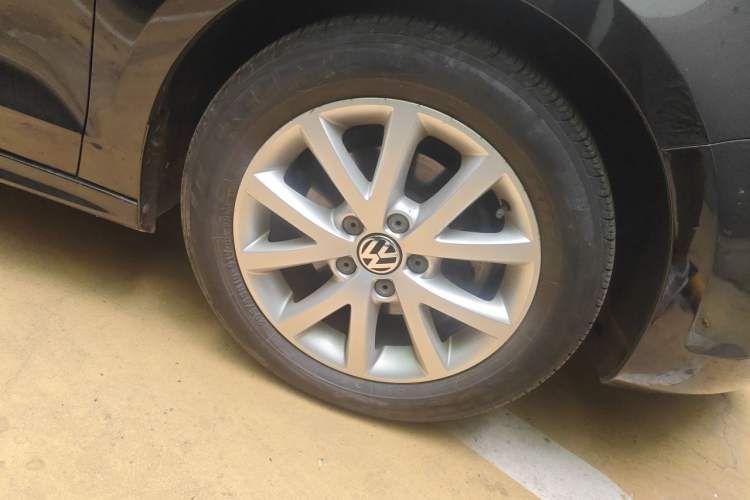 Used Volkswagen Sagitar 2012 1.6L Manual Comfort Model Right Front Wheel Hub