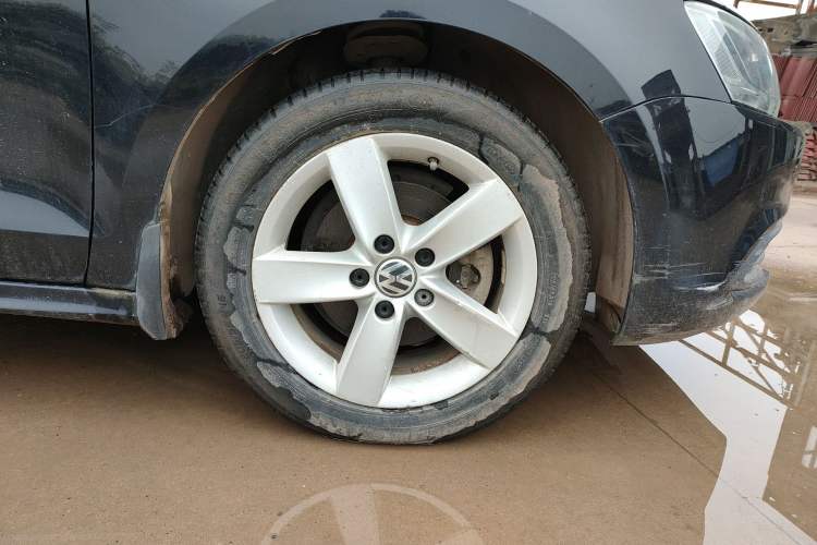 Used Volkswagen Sagitar 2012 1.6L Manual Comfort Model Right Front Wheel Hub