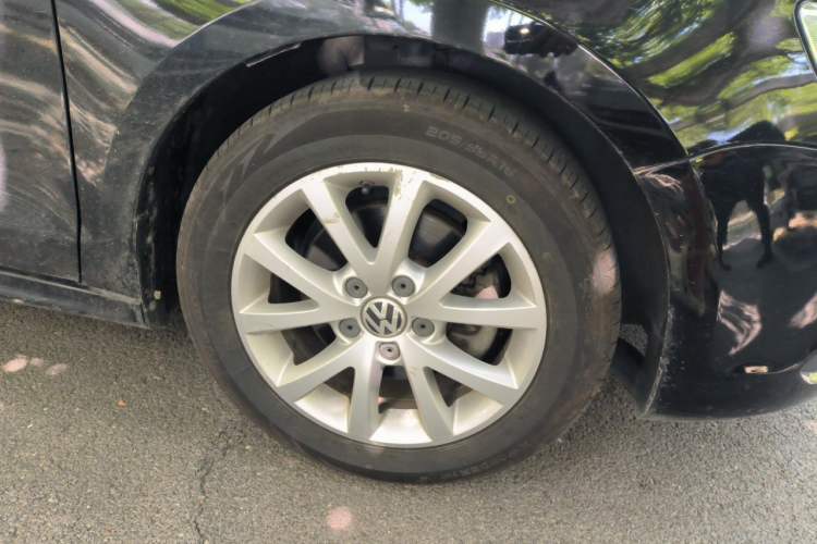 Used Volkswagen Sagitar 2012 1.4TSI Manual Luxury Model Right Front Wheel Hub
