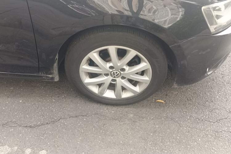 Used Volkswagen Sagitar 2012 1.6L Manual Comfort Model Right Front Wheel Hub