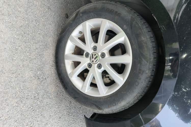 Used Volkswagen Sagitar 2012 1.4TSI Manual Luxury Model Right Front Wheel Hub
