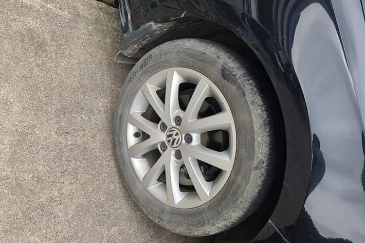 Used Volkswagen Sagitar 2012 1.6L Manual Comfort Model Right Front Wheel Hub